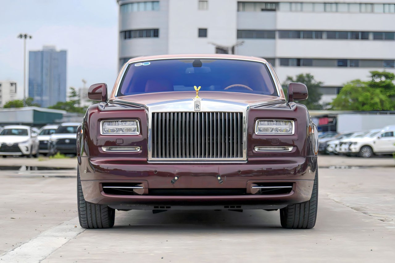 Rolls-Royce Phantom Lửa thiêng trượt giá ra sao sau 9 năm lăn bánh?