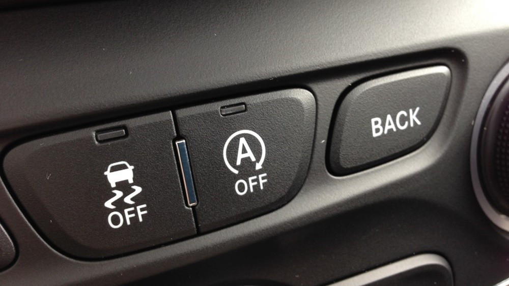 Vì sao công nghệ "tắt máy khi dừng xe" không phổ biến trên ô tô?
