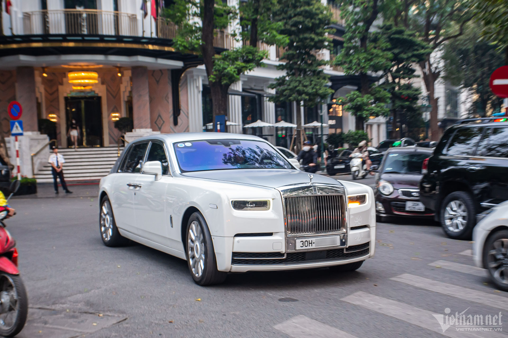 Bắt gặp Rolls-Royce Phantom VIII giá trên 50 tỷ đồng của đại gia Sài thành