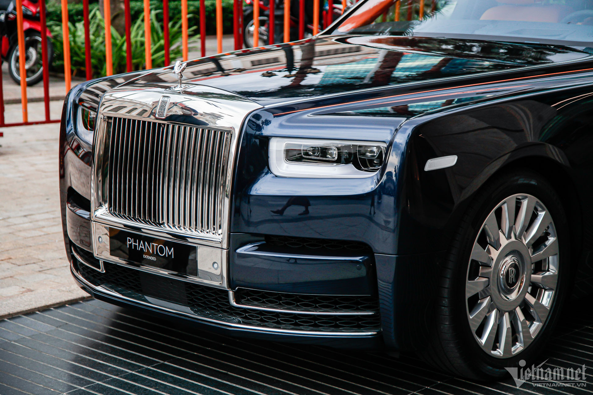 Bắt gặp Rolls-Royce Phantom VIII giá trên 50 tỷ đồng của đại gia Sài thành