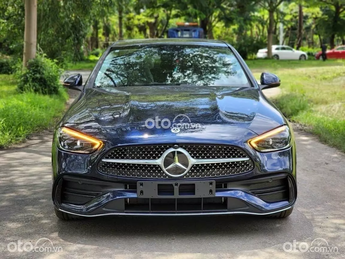 Giá xe Mercedes-Benz C 300 AMG mới nhất tháng 6/2024