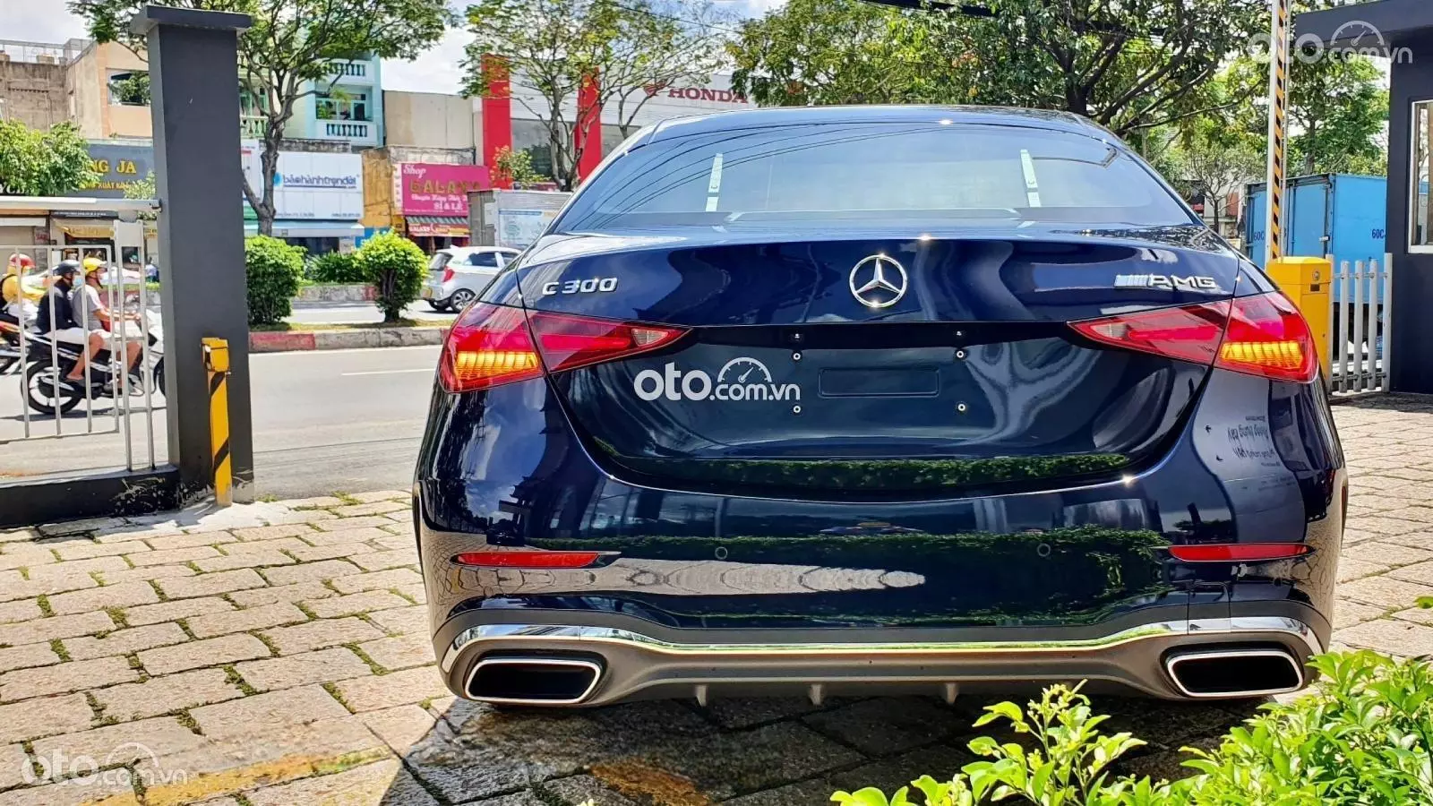 Giá xe Mercedes-Benz C 300 AMG mới nhất tháng 6/2024