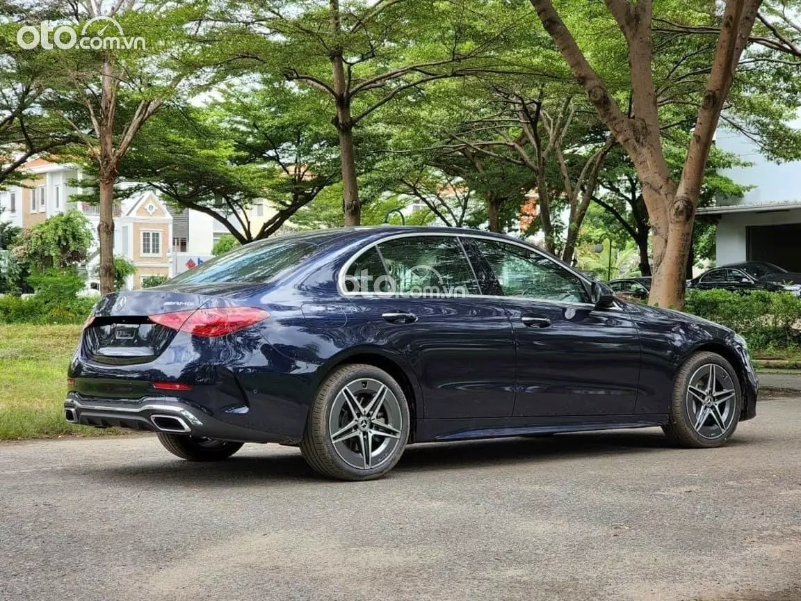 Giá xe Mercedes-Benz C 300 AMG mới nhất tháng 6/2024