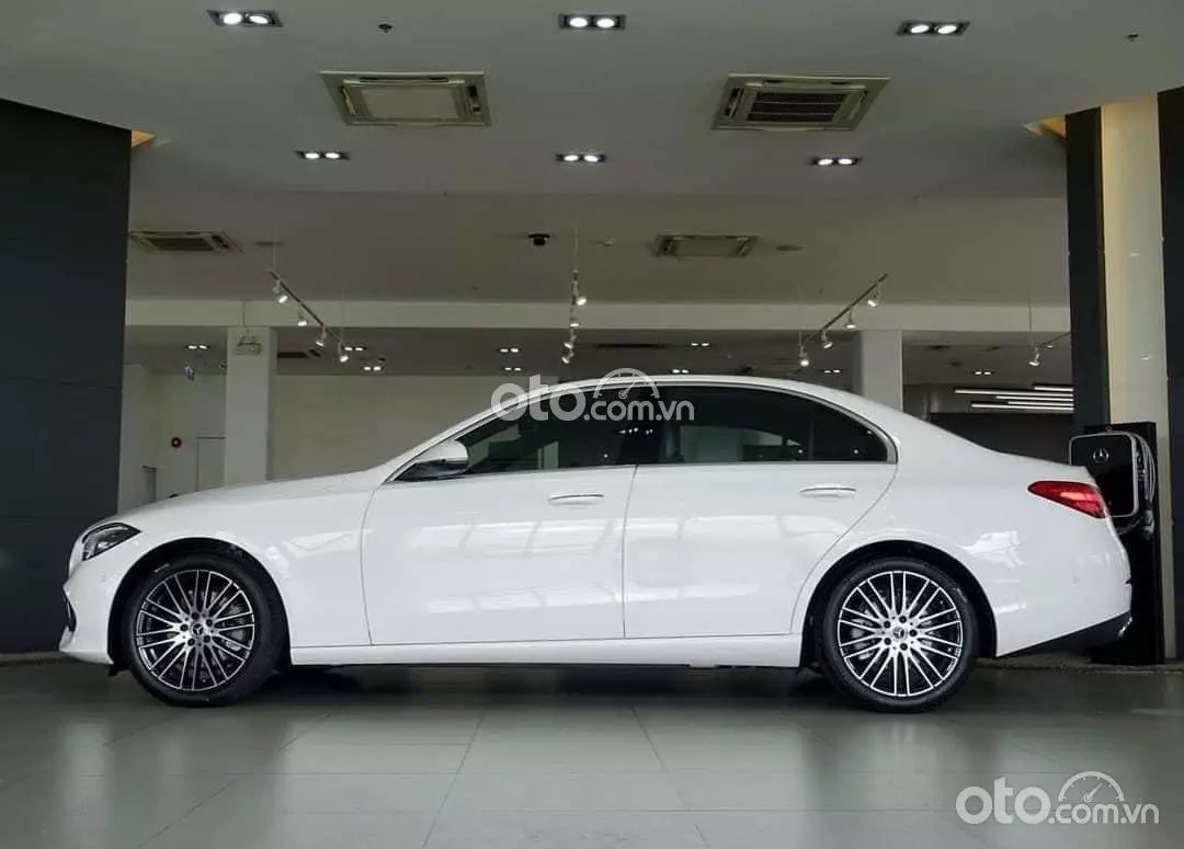 Giá xe Mercedes-Benz C 200 Avantgarde tháng 6/2024