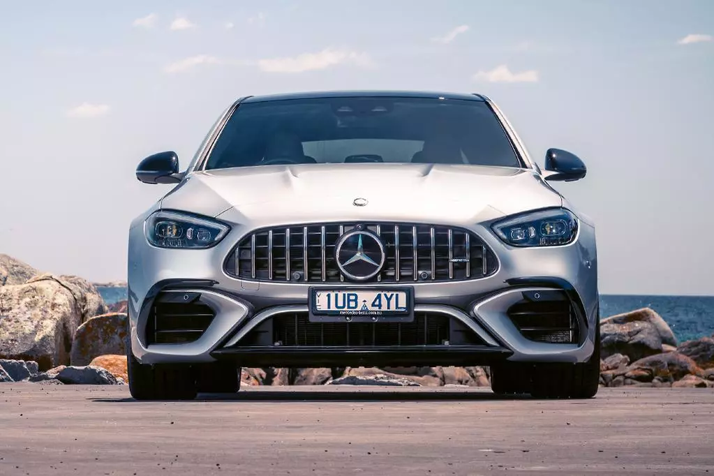 Giá xe Mercedes-AMG C 63 S E Performance mới nhất tháng 6/2024