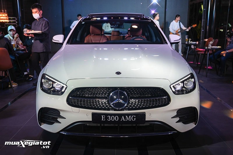 Mua xe Mercedes E300 trả góp, Bán xe Mẹc E300 AMG 2022 giá rẻ