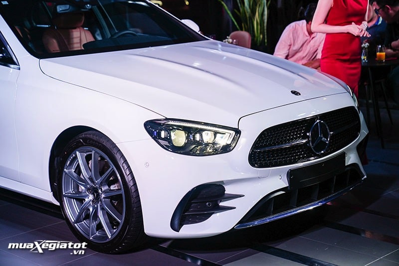 Mua xe Mercedes E300 trả góp, Bán xe Mẹc E300 AMG 2022 giá rẻ