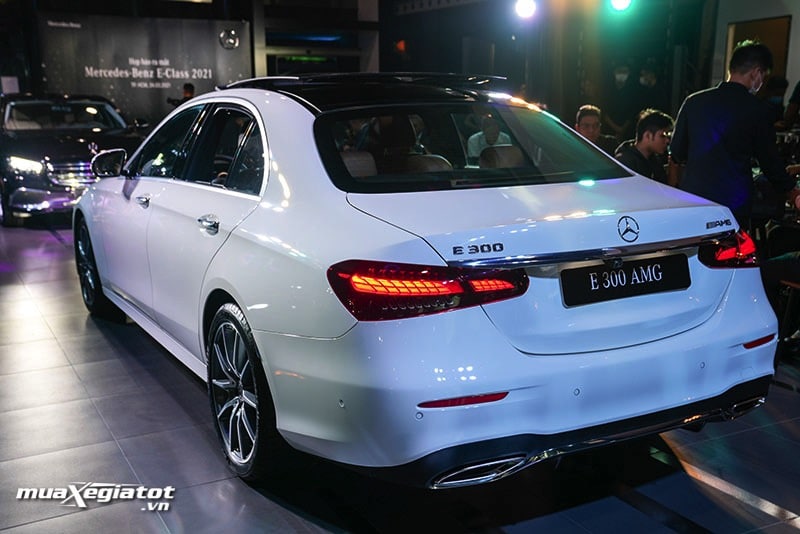 Mua xe Mercedes E300 trả góp, Bán xe Mẹc E300 AMG 2022 giá rẻ