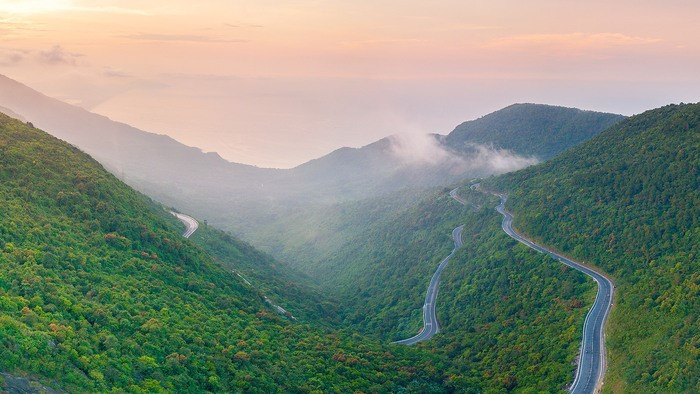 Khí hậu gió mùa ở phần lãnh thổ phía Nam nước ta thể hiện qua đặc điểm