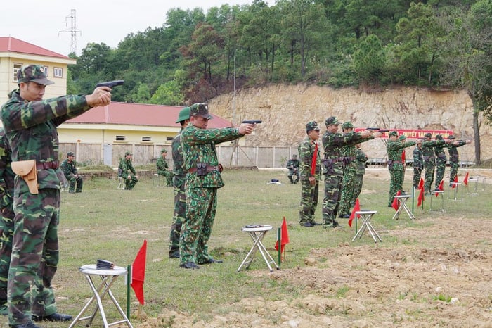 Bức ảnh đẹp nhất về chú bộ đội cầm súng