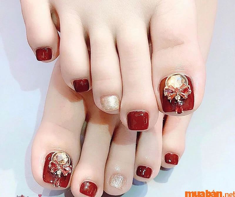 101+ Mẫu nail chân màu đỏ tôn da, “chanh sả” mới nhất