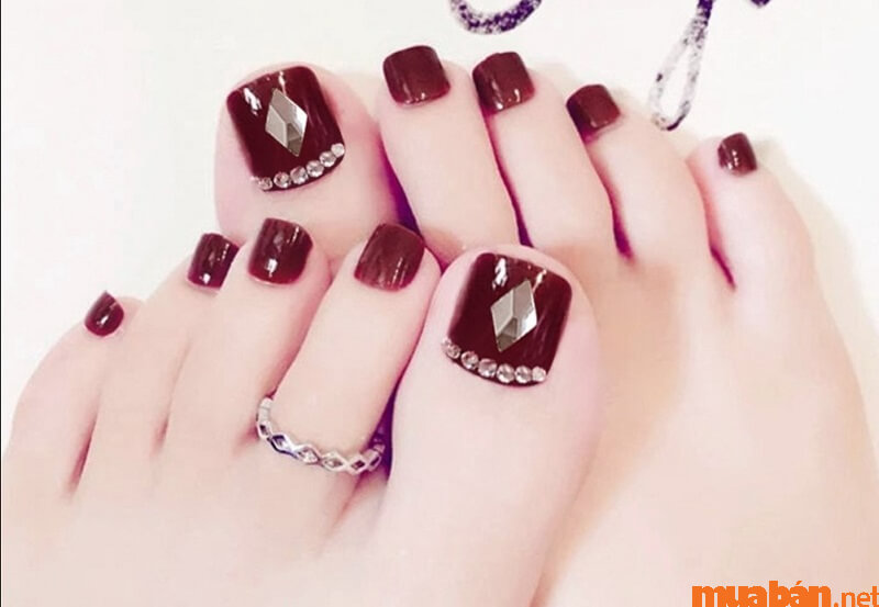 101+ Mẫu nail chân màu đỏ tôn da, “chanh sả” mới nhất