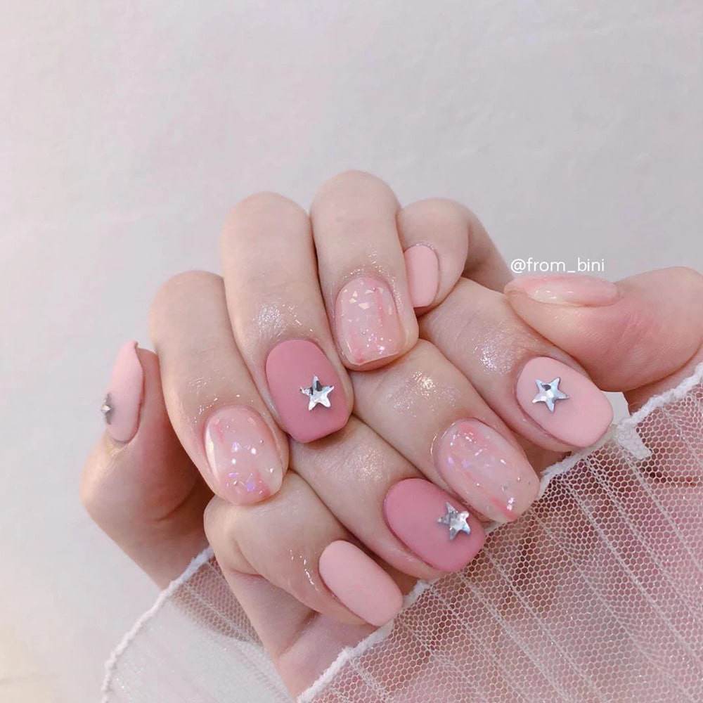 Điểm danh những mẫu nail màu hồng siêu hot, nàng nên rủ rê hội bạn triển ngay mùa Tết này