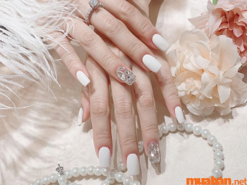 101+ mẫu nail trắng đính đá đẹp và không bị lỗi thời