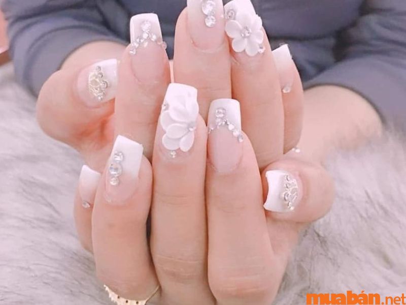 101+ mẫu nail trắng đính đá đẹp và không bị lỗi thời