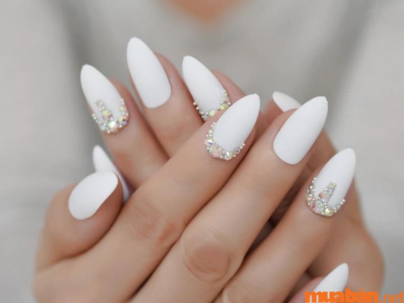 101+ mẫu nail trắng đính đá đẹp và không bị lỗi thời