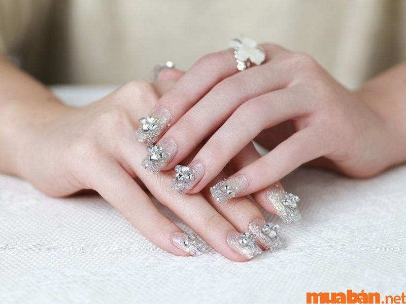 101+ mẫu nail trắng đính đá đẹp và không bị lỗi thời