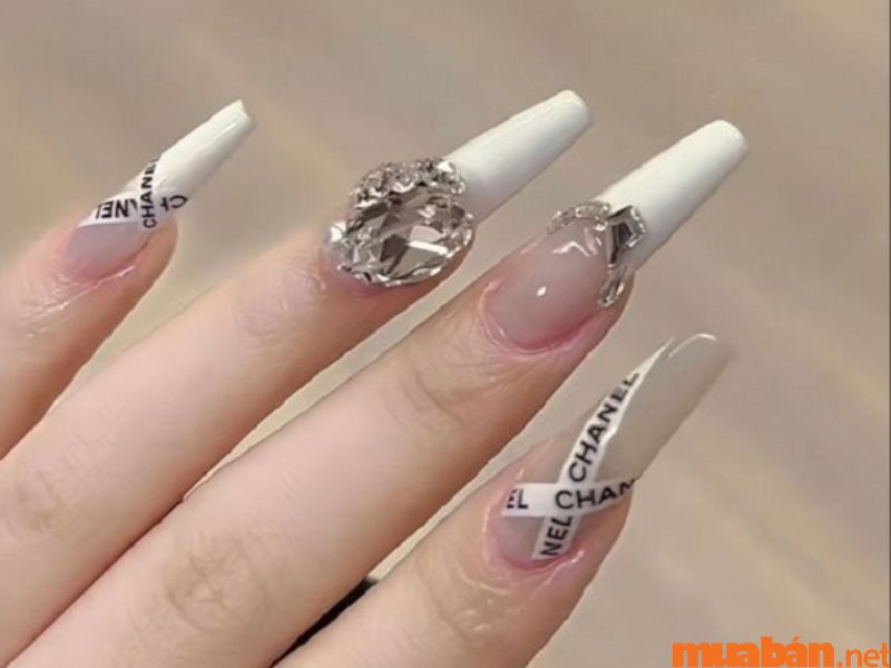 101+ mẫu nail trắng đính đá đẹp và không bị lỗi thời