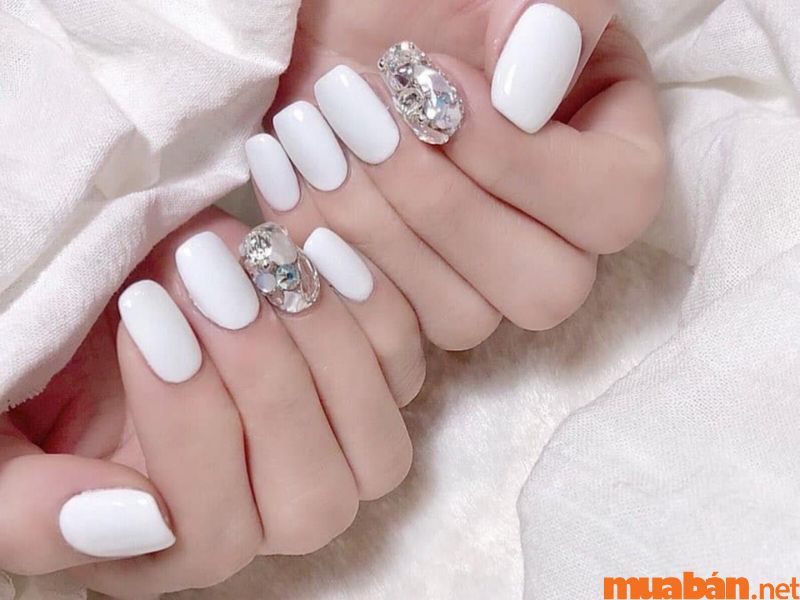 101+ mẫu nail trắng đính đá đẹp và không bị lỗi thời