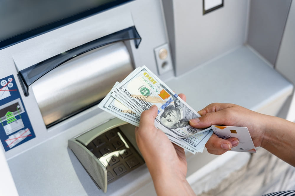 Hướng dẫn cách rút tiền ATM đúng cách, chi tiết, an toàn