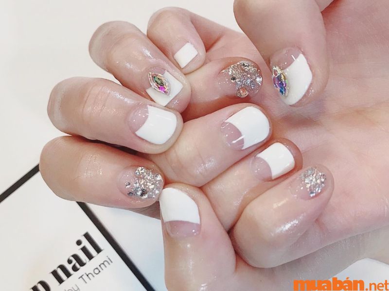 101+ mẫu nail trắng đính đá đẹp và không bị lỗi thời