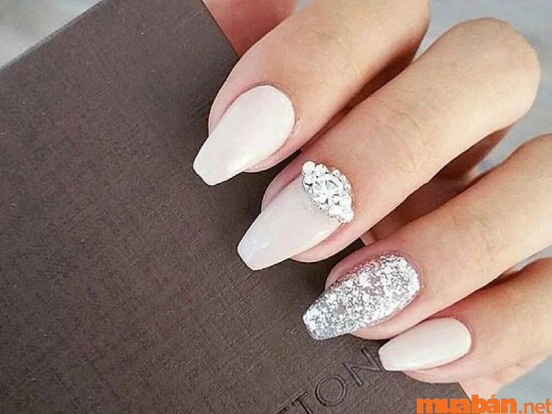 101+ mẫu nail trắng đính đá đẹp và không bị lỗi thời