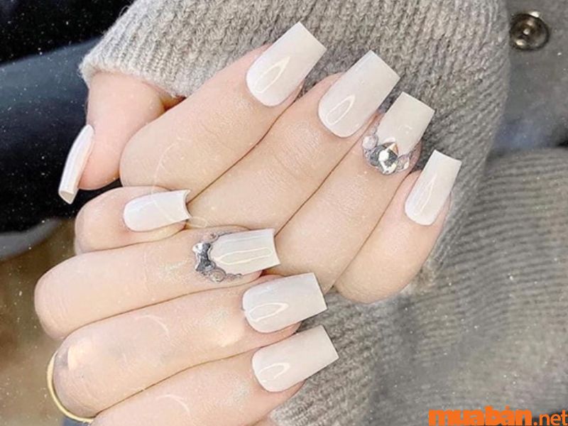 101+ mẫu nail trắng đính đá đẹp và không bị lỗi thời