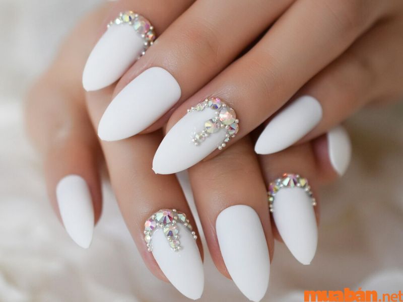 101+ mẫu nail trắng đính đá đẹp và không bị lỗi thời