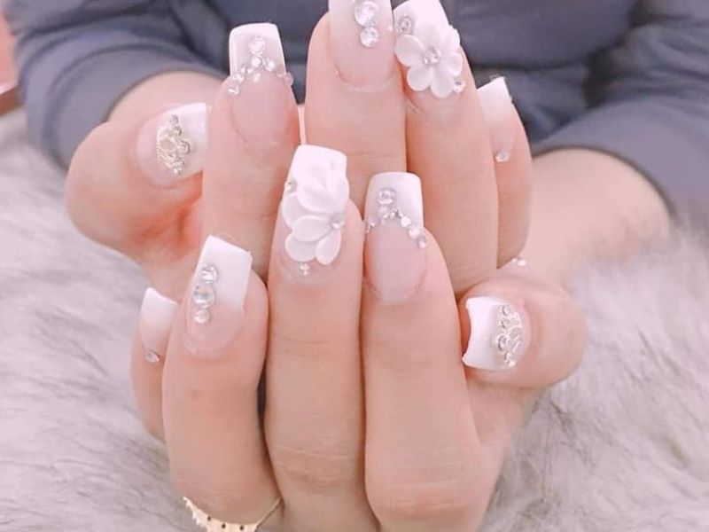 Top 10+ mẫu nail cô dâu màu trắng sang trọng nhất hiện nay