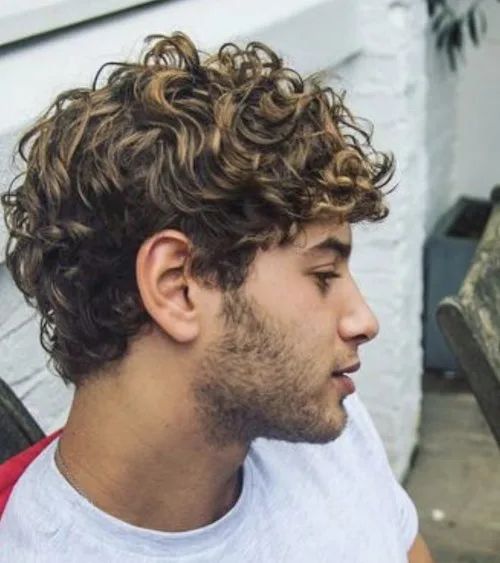 Kiểu tóc nam Curly Top: Phong cách xoăn bồng bềnh cho diện mạo độc đáo