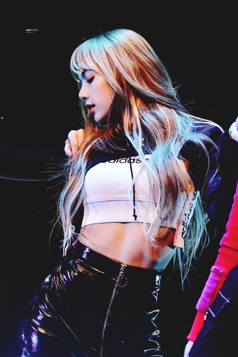 Hình ảnh xinh đẹp của Lisa (Black Pink)