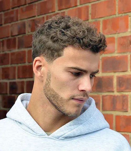 Kiểu tóc nam Curly Top: Phong cách xoăn bồng bềnh cho diện mạo độc đáo