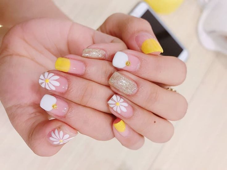 Bộ Sưu Tập Mẫu Nail Hoa Cúc Đơn Giản Mà Vẫn Nổi Bật