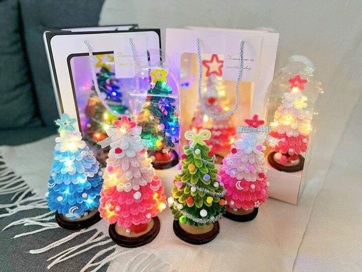 Sốt xình xịch trào lưu làm cây thông Noel bằng kẽm nhung