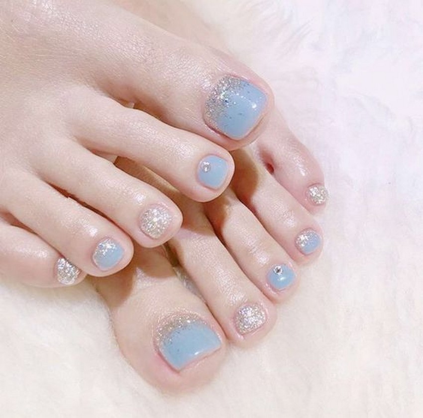 Các mẫu nail đính đá móng chân đơn giản, thời thượng năm 2023