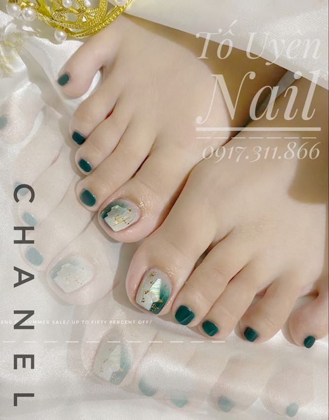 Các mẫu nail đính đá móng chân đơn giản, thời thượng năm 2023